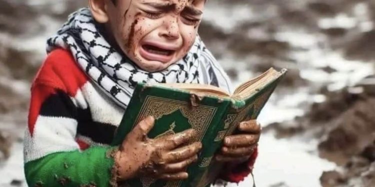 Blato i voda okolo ali Palestinski dječak drži Kur’an u ruci, zna od koga će pomoć doći
