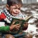 Blato i voda okolo ali Palestinski dječak drži Kur’an u ruci, zna od koga će pomoć doći
