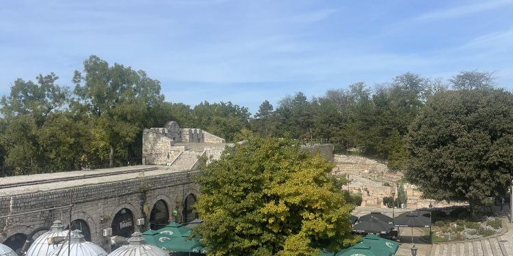 Pred nama je sunčan i topao dan sa temperaturom iznad proseka