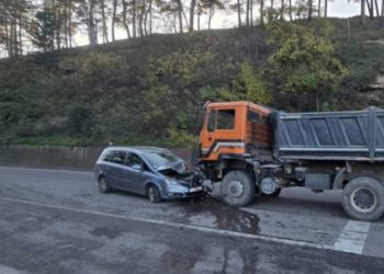 Saobraćajna nesreća u blizini Berana, učesnici kamion i automobil