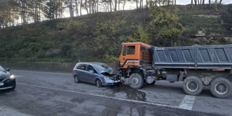 Saobraćajna nesreća u blizini Berana, učesnici kamion i automobil