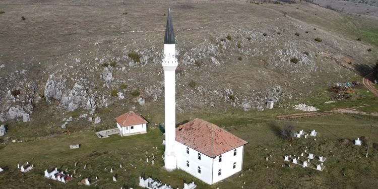 Džamija u selu Melaje na Pešteru krasi koštampoljsku ravnicu