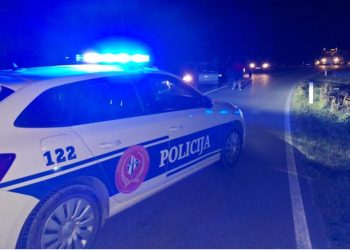 Dva maloljetnika povrijeđena u saobraćajnoj nesreći kada su sletjeli sa puta