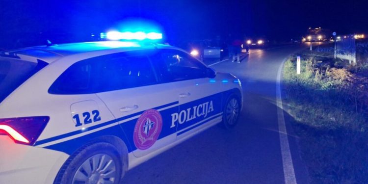 Dva maloljetnika povrijeđena u saobraćajnoj nesreći kada su sletjeli sa puta