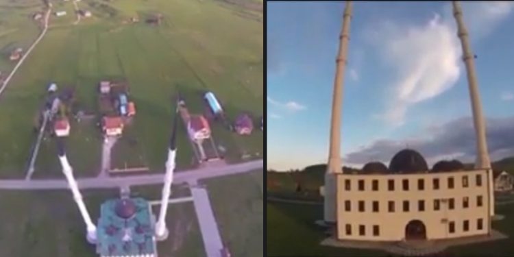 Džamija u selu Delimeđe na donjoj Pešteri je sa najvećim minaretima  u Sandžaku
