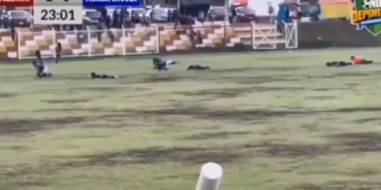 Nekoliko fudbalera Perua se prvrnulo usled udara groma VIDEO