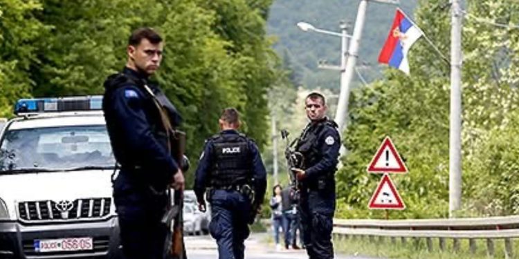 Kosovska policija uhapsila tri osobe koje su tokom proslave ispred manastira napisali “Kosovo je Srbija”