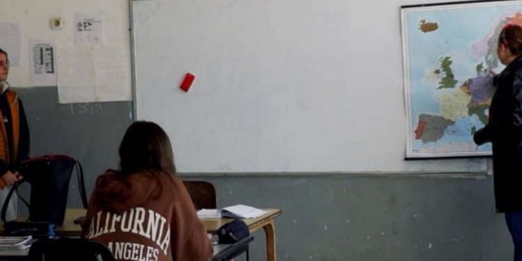 Cirkularni štrajk prosvetnih radnika u Srbiji: Borba za bolje plate i uslove rada. Kraći časovi u svim školama