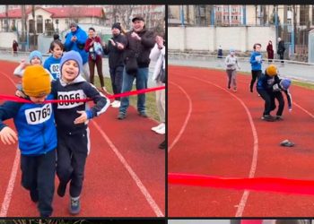 Dirljiva dječija trka, jedan uvrnuo nogu drugi ga preveo preko cilja VIDEO