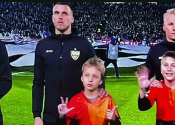 Gest koji je šokirao javnost, tri prsta ispred Demirovića: Zloupotreba djece  u sportu