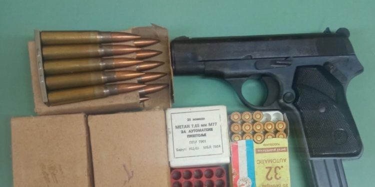 Veća količina oružja zaplenjena u Bijelom Polju: Policija uhapsila osumnjičene