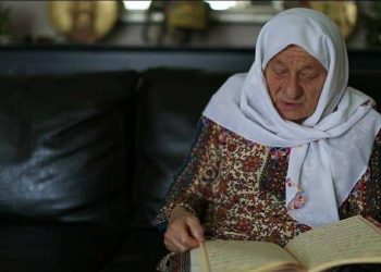 Zanimljiva objava o staroj nani od 90 godina, tečno izgovara šehadet kao u mladosti