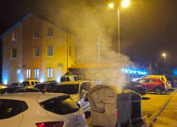 Starija osoba pronađena bez znakova života u svom stanu, smrt nastupila upotrebom oružja