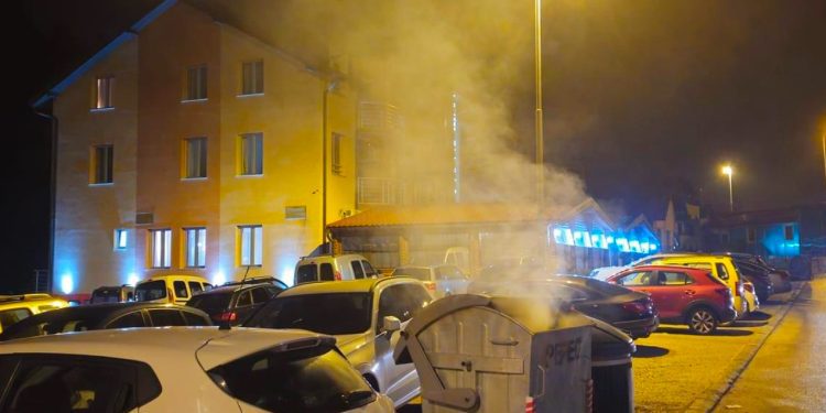 Starija osoba pronađena bez znakova života u svom stanu, smrt nastupila upotrebom oružja