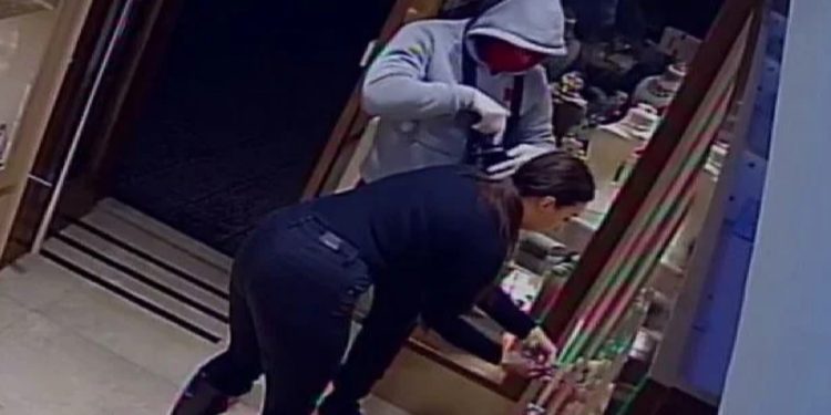 Oružana pljačka u Sarajevu: Razbojnici odnijeli zlato i novac iz zlatare, prijetili oružjem