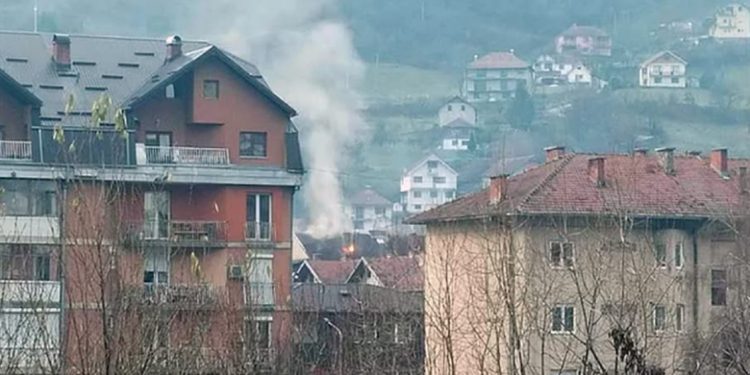 Požar na nadograđenom dijelu zgrade u ulici Sandžačkih brigada, Stanari evakuirani