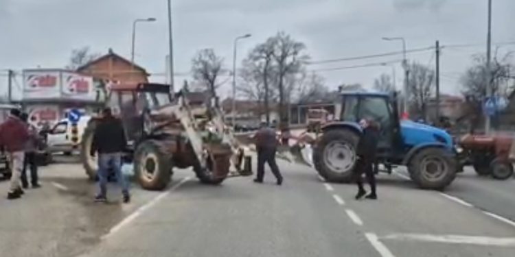 Poljoprivrednici blokirali saobraćajnice na Ibarskoj magistrali kod Kraljeva