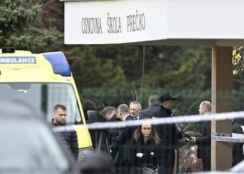 Tinejdžer napao učiteljicu i šestoro učenika, jedno dijete preminulo