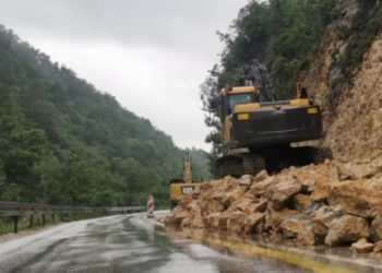 Veliki odron na Ibarskoj magistrali kod Kraljeva, oprez za vozače