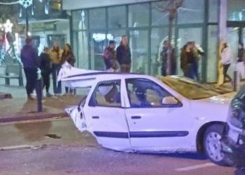Teška saobraćajna nesreća: Tragične posledice prekomjerne brzine, auto prepolovljeno