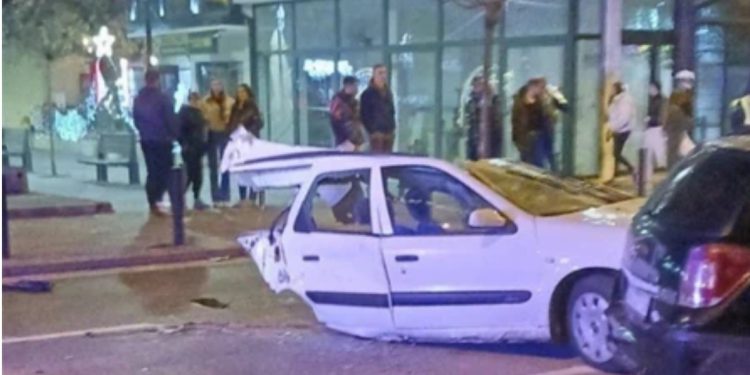 Teška saobraćajna nesreća: Tragične posledice prekomjerne brzine, auto prepolovljeno