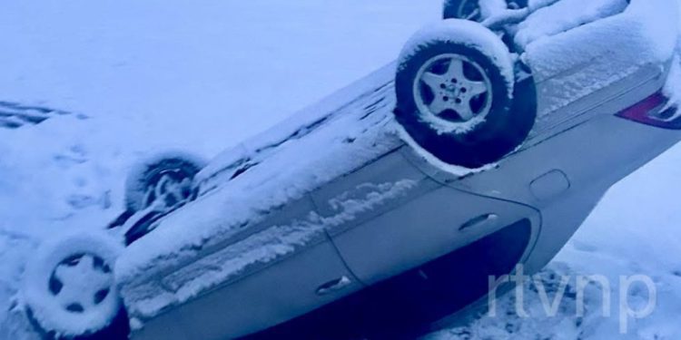 Dramatična saobraćajna nesreća u Bijele Vode kod Novog Pazara, auto na krovu
