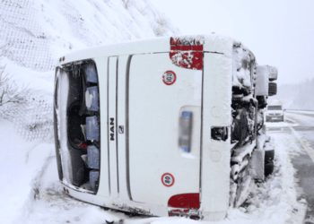 Teška saobraćajna nesreća u Južnom Sandžaku, snježna mećava doprinjela prevrtanju školskog autobusa