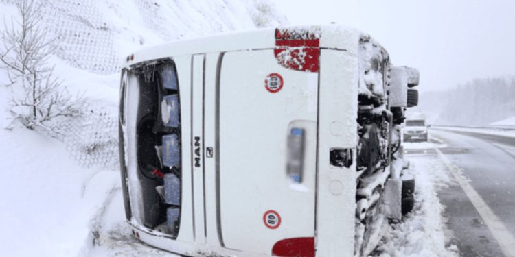 Teška saobraćajna nesreća u Južnom Sandžaku, snježna mećava doprinjela prevrtanju školskog autobusa