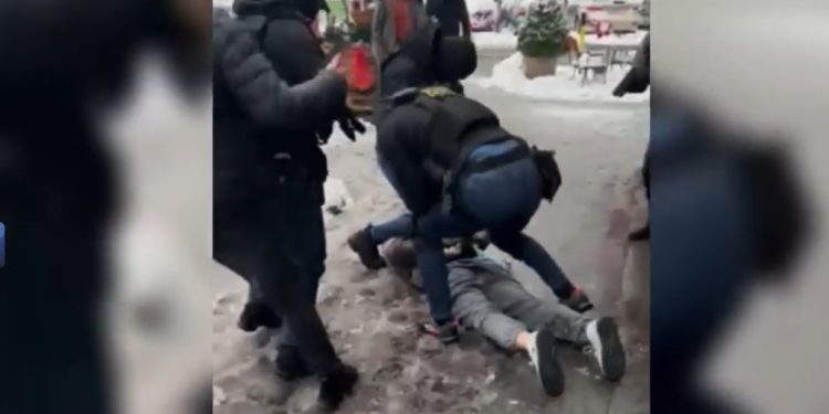 Dramatično hapšenje E.K. iz Novog Pazara, na sred ulice dok je šetao