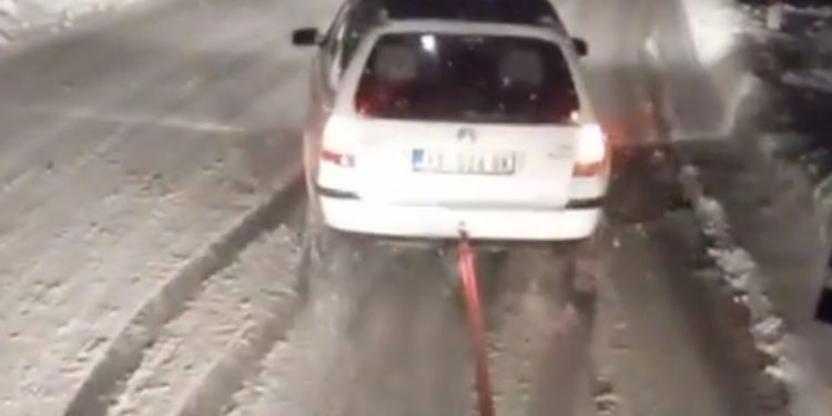 Nevjerovatna akcija u Mađarama kod Tutina: Golf 4 Izvukao Šleper iz snijega