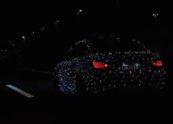 Novopazarski automobil postao atrakcija: Svijetli poput novogodišnje jelke!