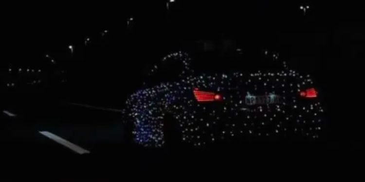 Novopazarski automobil postao atrakcija: Svijetli poput novogodišnje jelke!