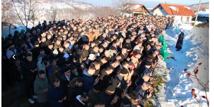 Bloka tuga na dženazi tragično stradaloj tročlanoj porodici
