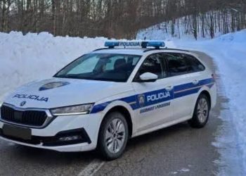 U sudaru dva automobila četiri osobe povređene