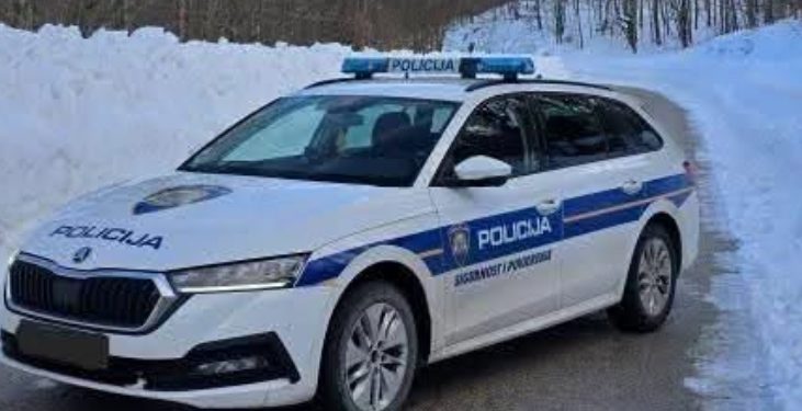 U sudaru dva automobila četiri osobe povređene