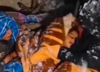 Prije nego počnete sa objavama bogate trpeze za tzv. Novu godinu, pogledajte kako se smrzavaju djeca u Gazi
