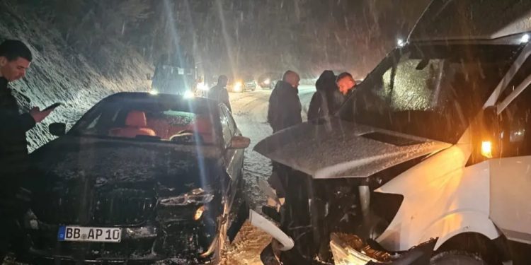 Sniježne padavine izazvale udes u blizini Novog Pazara, saobracaj obustavljen prema Sjenici