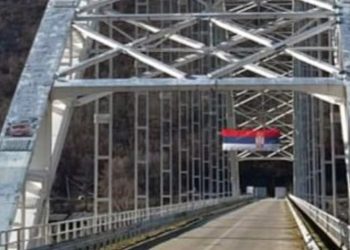 Plakati ratnog zločinca Ratka Mladića na Brnjačkom mostu, osude sa svih strana