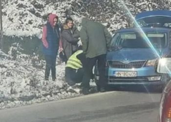 Ljudskost prije svega: Policajac pomaže putnicima iz Crne Gore, koji su ostali u kvaru