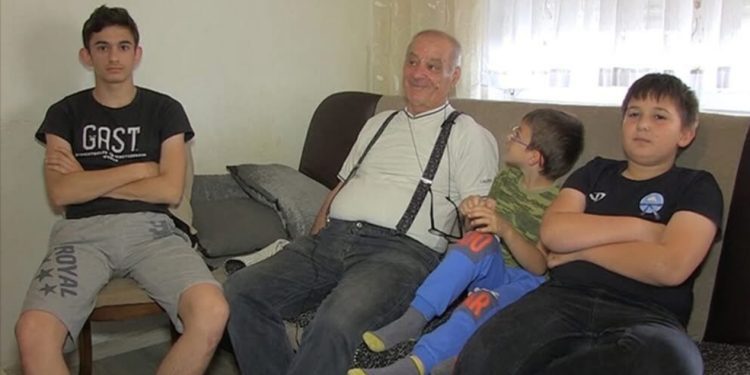 Ljubav i posvećenost pobjeđuju: Djed Jusuf preuzeo brigu o trojice napuštenih unuka