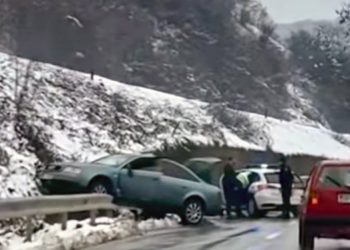 Saobraćajna nesreća: Usled velike brzine auto udarilo u bankinu