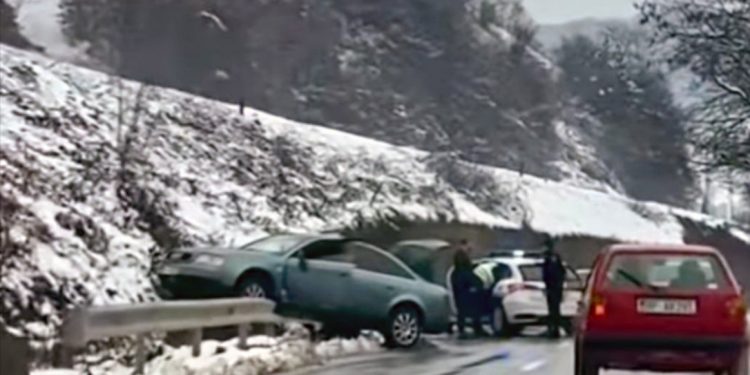 Saobraćajna nesreća: Usled velike brzine auto udarilo u bankinu