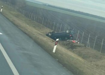 Putnički automobil sletio sa auto puta: Od siline završio na krov