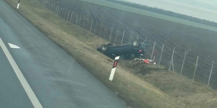 Putnički automobil sletio sa auto puta: Od siline završio na krov