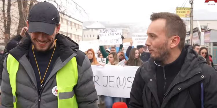 Zvijezda studentskih protesta Davud Delimeđac na čelu kolone protesta u Novom Pazaru