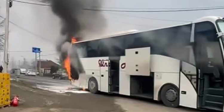 Požar autobusa u Konarevu kod Kraljeva, ispituje se uzrok