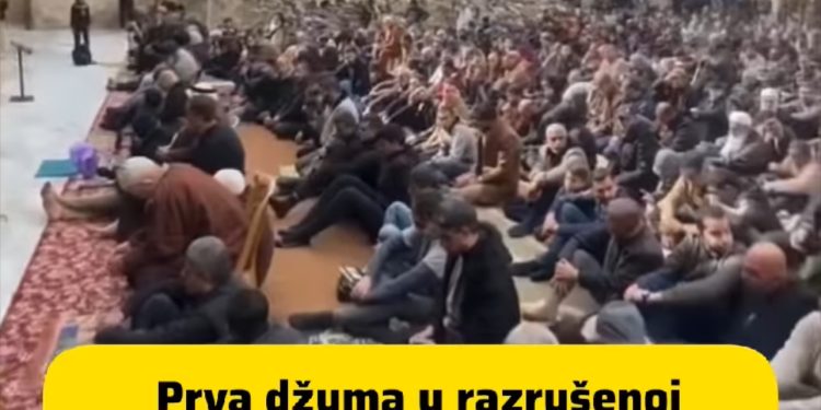 Palestinci su klanjali prvu dzumu u razrusenoj Al- Omari džamiji u Gazi