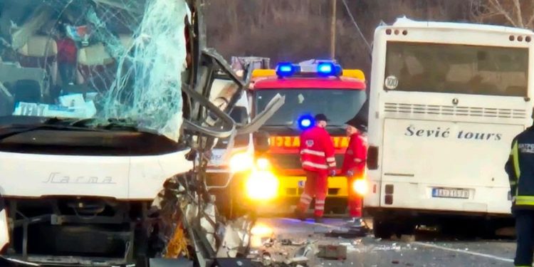 Teška saobraćajna nesreća na Obrenovačkom putu kod Umke, dvoje poginulih preko 50 povređenih