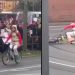 Provokacija pored studenata na protestu: “Živeo Vučić”, pa pala sa bicikla