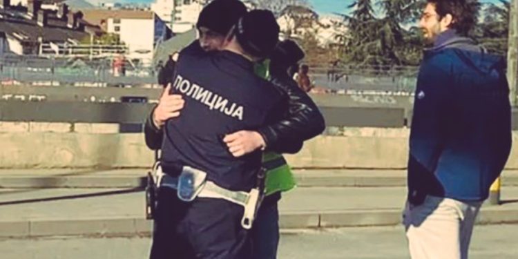Policajac i student u zagrljaju na blokadi: „To treba da bude normalna Srbija.“